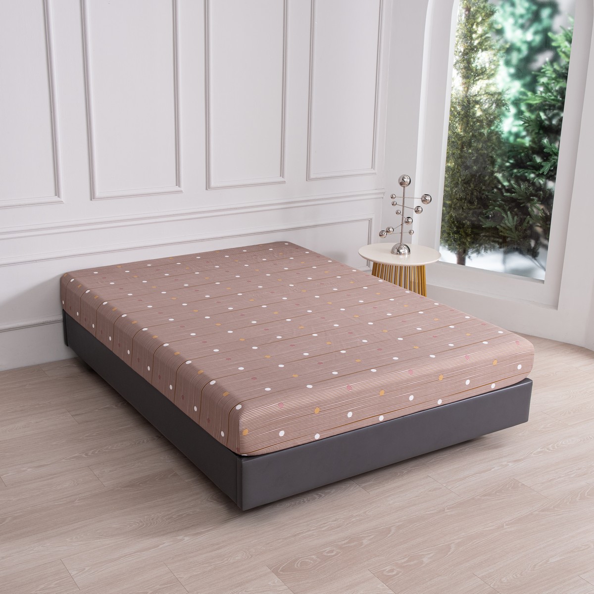  Losse matras met Emma hoeslaken in bruine kleur met fijne strepen en stippenmotief, zonder dekbed of kussens.